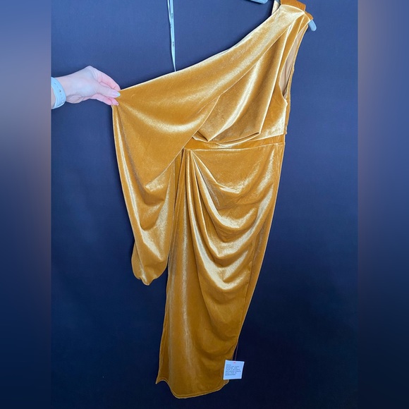 Gold velvet dress - Picture 2 of 6